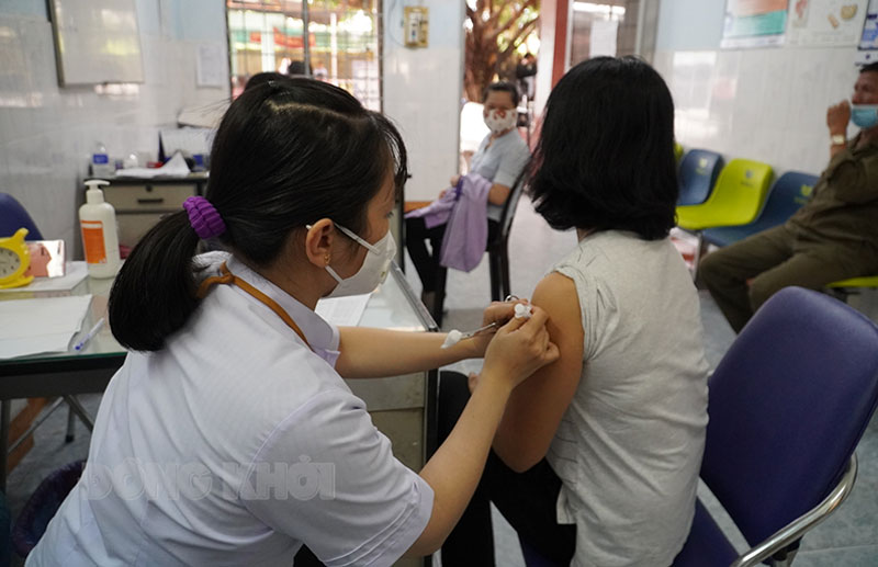 Chủ động tiêm chủng để bảo vệ sức khỏe. Ảnh: Phan Hân