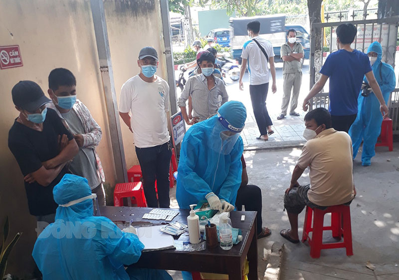 Chiều 25-4-2022, tỉnh có 25 ca mắc Covid-19 Lực lượng thực hiện nhiệm vụ test nhanh.