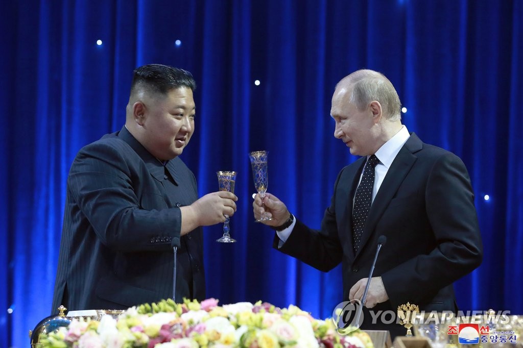 Chủ tịch Kim Jong-un (trái) trong cuộc gặp với Tổng thống Vladimir Putin tại Vladivostok (Nga) tháng 4-2019. Ảnh: Yonhap