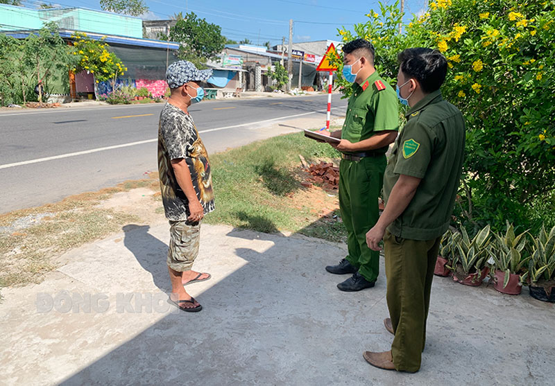 Người dân cung cấp thông tin liên quan đến tội phạm cho lực lượng công an. Ảnh: Thảo Giang