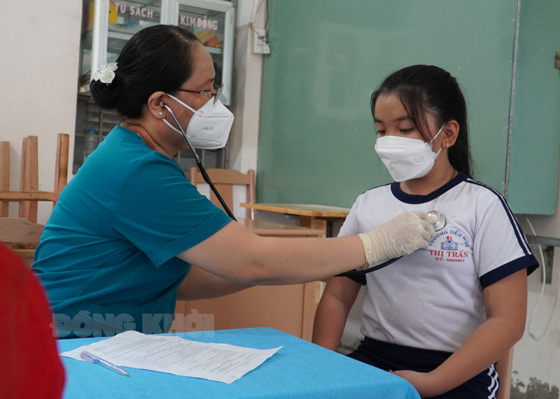 Sáng 28-4-2022, tỉnh có 7 ca mắc Covid-19 Cán bộ y tế khám sàng lọc trước tiêm chủng.