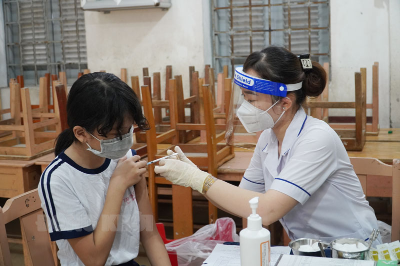 Trưa 27-4-2022, tỉnh có 2 ca mắc Covid-19 Cán bộ y tế thực hiện tiêm chủng vắc-xin.