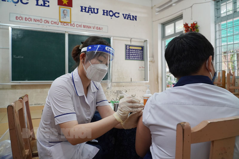Chiều 27-4-2022, tỉnh có 32 ca mắc Covid-19 Cán bộ y tế thực hiện tiêm chủng vắc-xin cho trẻ dưới 12 tuổi.