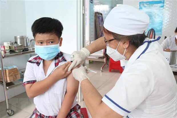 Tiêm vaccine phòng COVID-19 cho học sinh lớp 5 tại xã Đại Điền, huyện Thạnh Phú, tỉnh Bến Tre. Ảnh: Chương Đài/TTXVN