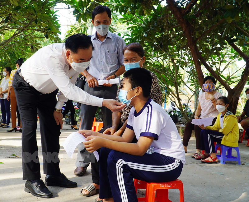 Chủ tịch UBND tỉnh Trần Ngọc Tam động viên tinh thần học sinh trước giờ tiêm. Ảnh: Phan Hân