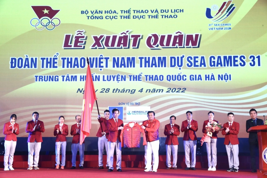 Đại diện NTT trao tặng chiếc áo tượng trưng cho Trưởng đoàn TTVN tại SEA Games 31 ông Trần Đức Phấn.