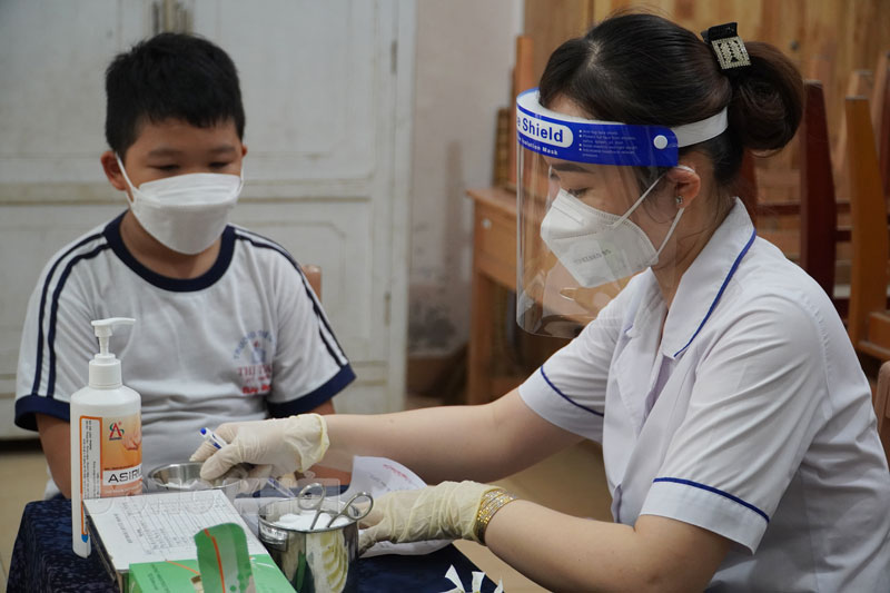 Sáng 29-4-2022, tỉnh có 6 ca mắc Covid-19 Cán bộ y tế khám sàng lọc trước tiêm chủng.