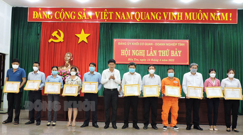 Nâng cao chất lượng sinh hoạt cấp ủy, chi bộ và quản lý đảng viên Trao giấy khen cho các đảng viên hoàn thành xuất sắc nhiệm vụ 5 năm liền. Ảnh: Phạm Tuyết