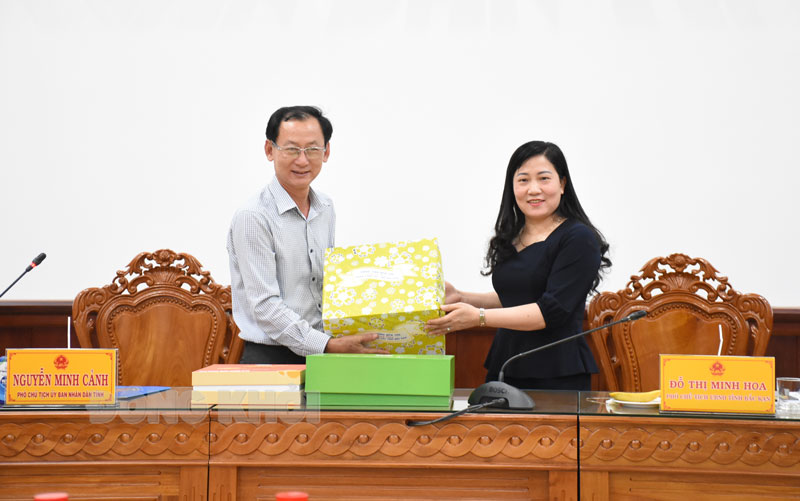 Phó chủ tịch UBND tỉnh Bến Tre Nguyễn Minh Cảnh trao quà lưu niệm của tỉnh cho Phó chủ tịch UBND tỉnh Bắc Kạn Đỗ Thị Minh Hoa