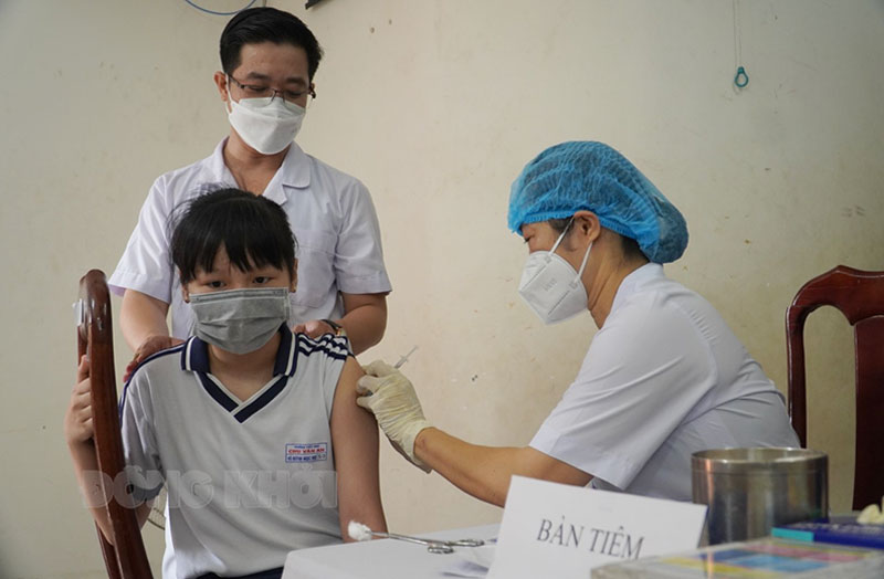 Từ 6 giờ đến 18 giờ ngày 29-4-2022, tỉnh có 11 ca mắc Covid-19 Học sinh khối 5 Trường Tiểu học Chu Văn An (TP. Bến Tre) tham gia tiêm chủng.