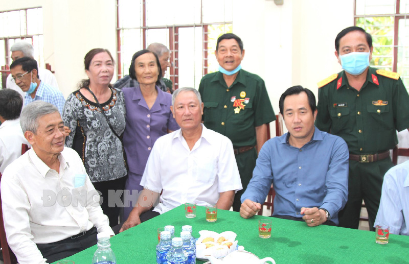 Chủ tịch UBND TP. Bến Tre Huỳnh Vĩnh Khánh (người ngồi bìa phải) với cựu binh lực lượng vũ trang TXBT.