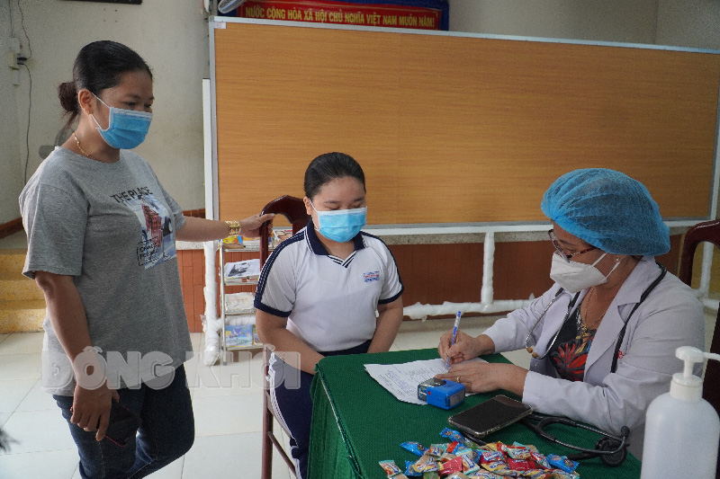Trưa ngày 30-4-2022, tỉnh có 7 ca mắc Covid-19 Phụ huynh đưa trẻ tiêm vắc-xin phòng Covid-19