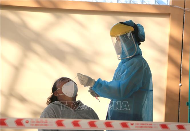 Lấy mẫu xét nghiệm SARS-CoV-2 cho người dân. Ảnh: TTXVN