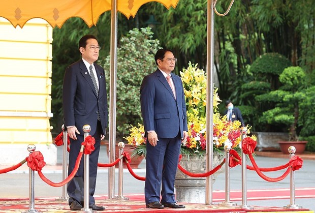 Thủ tướng Phạm Minh Chính và Thủ tướng Nhật Bản Kishida Fumio nghe quân nhạc cử quốc thiều hai nước. Ảnh: Dương Giang/TTXVN