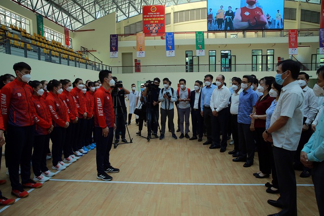 Phó Thủ tướng nghe báo cáo về công tác tập luyện chuẩn bị cho SEA Games 31 của hai đội tuyển bóng ném nam, nữ - Ảnh: VGP/Đình Nam