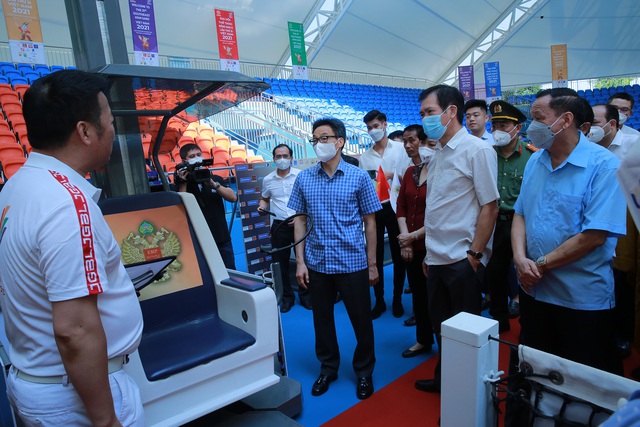 Phó Thủ tướng nghe giới thiệu về các trang thiết bị hiện đại phục vụ môn quần vợt tại SEA Games 31 do tỉnh Bắc Ninh đăng cai tổ chức - Ảnh: VGP/Đình Nam