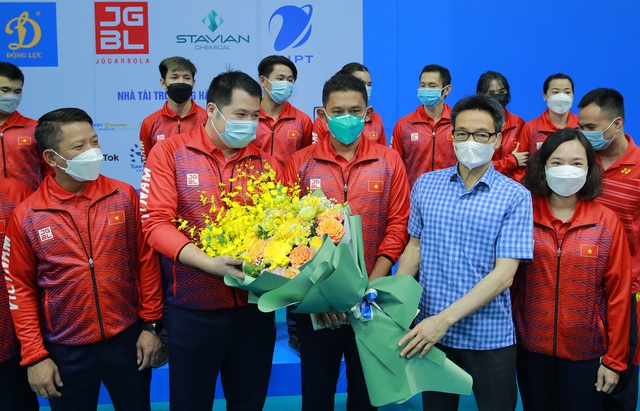 Phó Thủ tướng động viên, chúc các vận động viên đội tuyển cầu lông Việt Nam đạt thành tích tốt nhất tại SEA Games 31 - Ảnh: VGP/Đình Nam