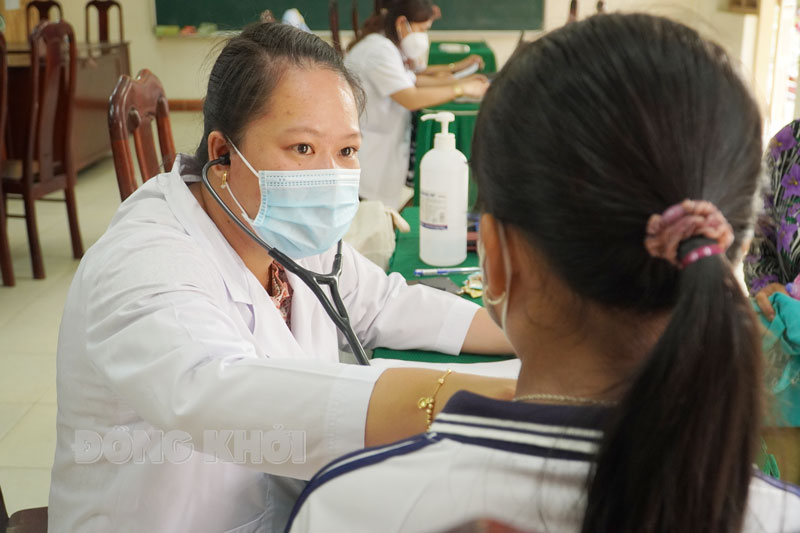 Trưa 4-5-2022, tỉnh có 2 ca mắc Covid-19 Cán bộ y tế khám sàng lọc trước tiêm vắc-xin.