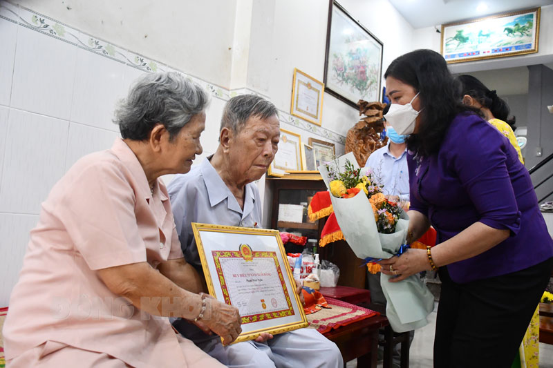 Trao Huy hiệu Đảng cho đồng chí Phạm Minh Ngôn.