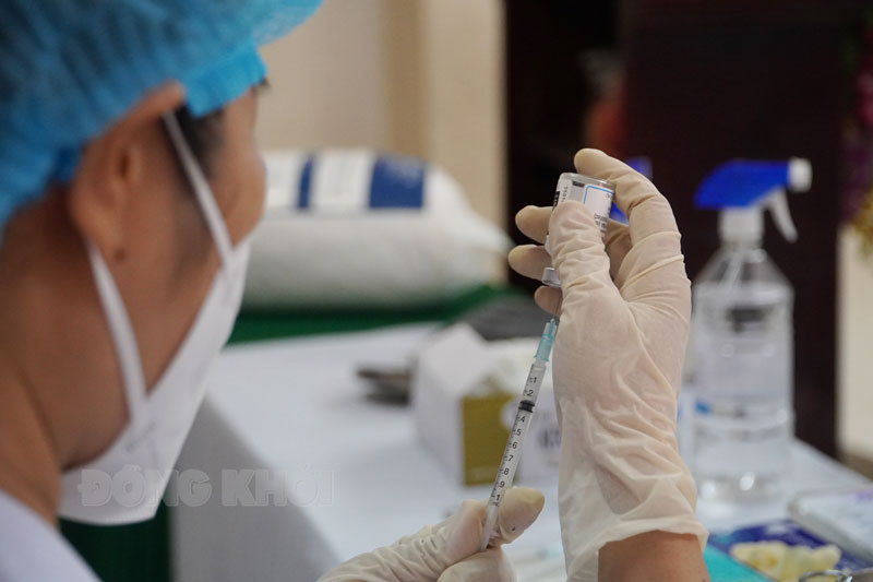 Sáng 5-5-2022, tỉnh có 2 ca mắc Covid-19 Cán bộ y tế thực hành tiêm chủng vắc-xin.