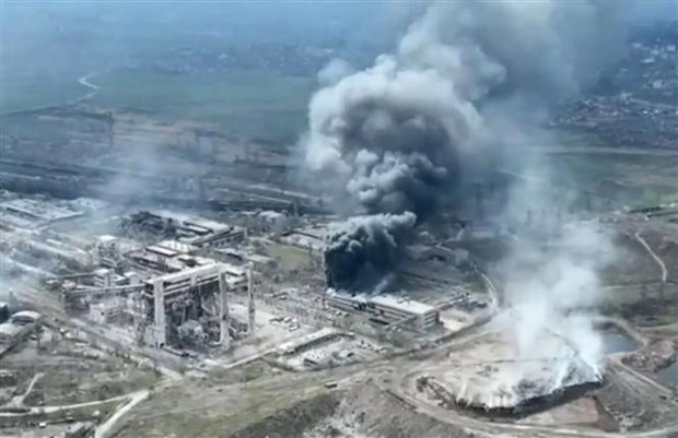 Nga bác thông tin quân đội tấn công nhà máy thép Azovstal Khói bốc lên tại nhà máy luyện thép Azovstal ở thành phố Mariupol ngày 19-4. (Ảnh: AFP/TTXVN)