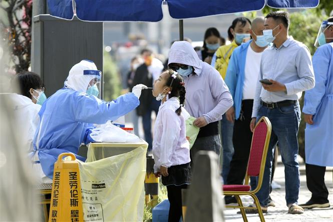 Thế giới trên 2.000 ca tử vong, hy vọng sắp có vaccine cho từng biến thể virus Một điểm xét nghiệm COVID-19 tại Bắc Kinh, Trung Quốc ngày 4-5-2022. Ảnh: Kyodo/TTXVN