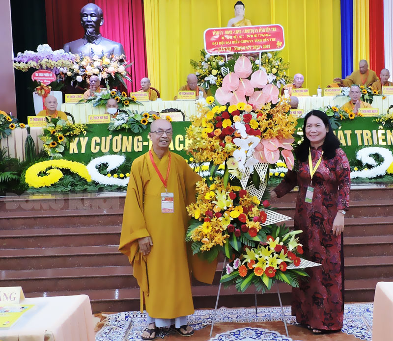 Phó chủ tịch UBND tỉnh Nguyễn Thị Bé Mười tặng hoa chúc mừng đại hội.