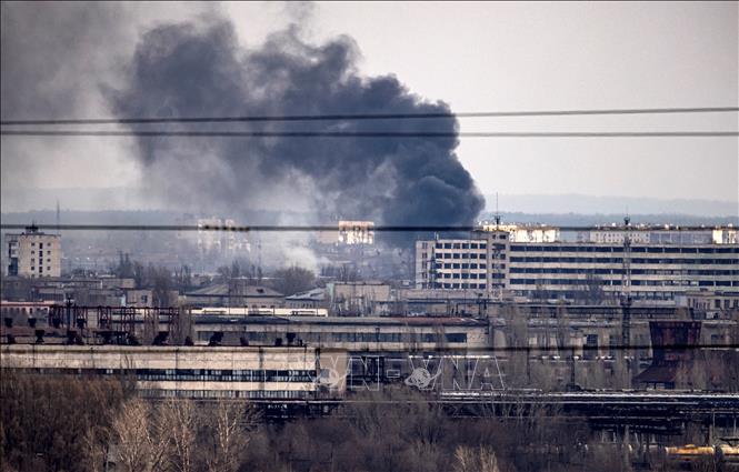 Nga khẳng định sẽ không sử dụng vũ khí hạt nhân tại Ukraine Khói bốc lên từ thành phố Severodonetsk, vùng Donbass, trong xung đột Nga-Ukraine ngày 6-4-2022. Ảnh: AFP/TTXVN