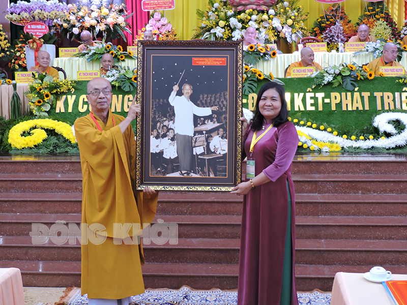 Phó bí thư Thường trực Tỉnh ủy - Chủ tịch HĐND tỉnh Hồ Thị Hoàng Yến tặng quà chúc mừng thành công của đại hội.