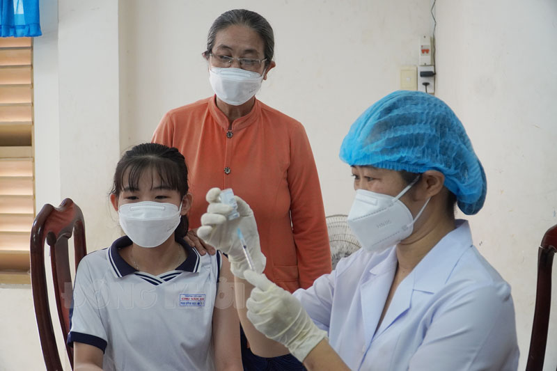 Chiều 6-5-2022, tỉnh có 5 ca mắc Covid-19 Cán bộ y tế thực hiện tiêm chủng vắc-xin phòng Covid-19.