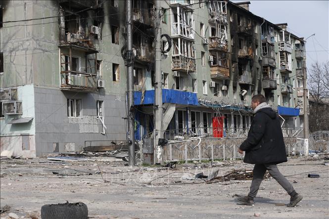 Tòa nhà bị hư hại do xung đột tại Mariupol, Ukraine, ngày 17-4-2022. Ảnh: THX/TTXVN