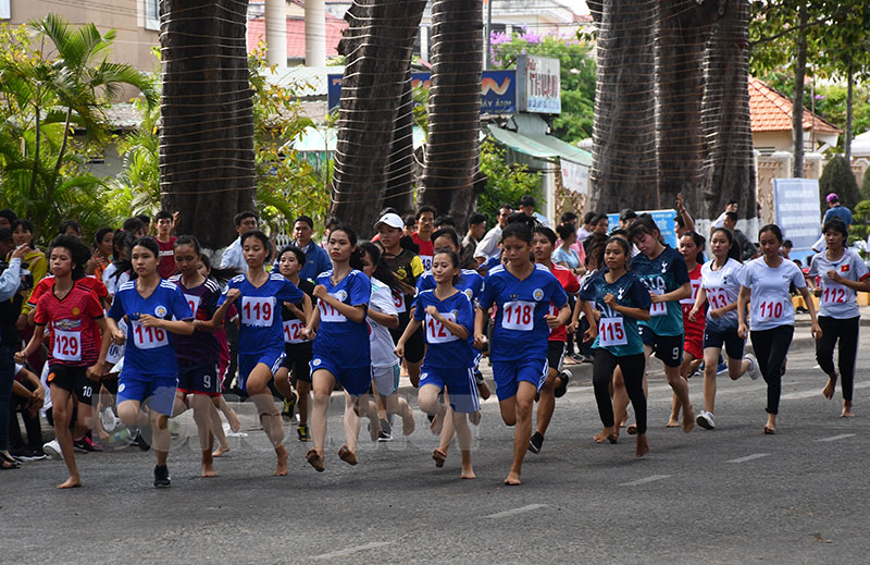 Các vận động viên thi đấu tại Giải Việt dã Báo Đồng Khởi.