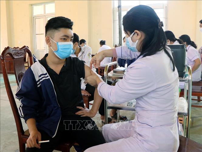 Tiêm vaccine phòng COVID-19 cho người dân. Ảnh: TTXVN