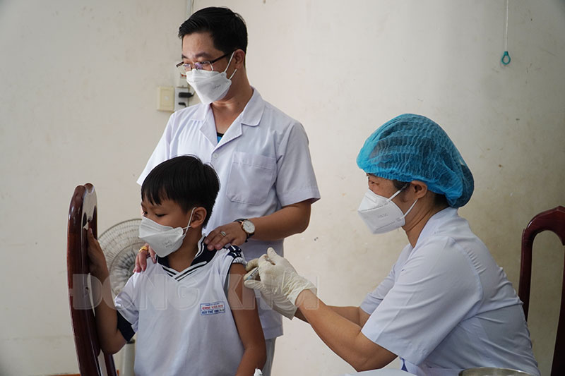 Sáng 8-5-2022, tỉnh không có ca mắc Covid-19 Cán bộ y tế thực hiện nhiệm vụ tiêm chủng.
