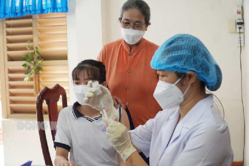 Cán bộ y tế thực hiện tiêm chủng vắc-xin