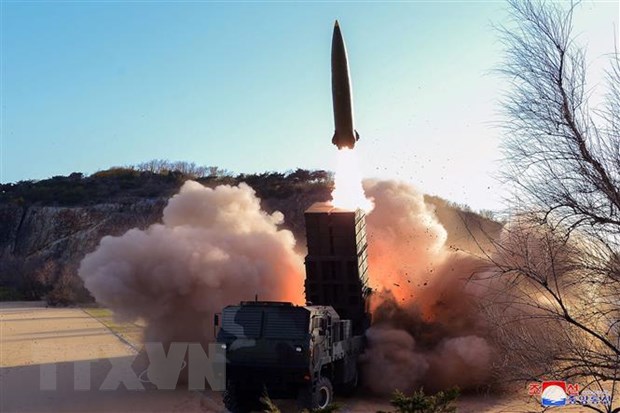 Triều Tiên thử nghiệm một loại vũ khí dẫn đường chiến thuật mới. (Ảnh: AFP/TTXVN)