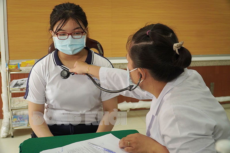 Sáng 9-5-2022, tỉnh có 1 ca mắc Covid-19 Cán bộ y tế khám sàng lọc trước tiêm vắc-xin Covid-19.