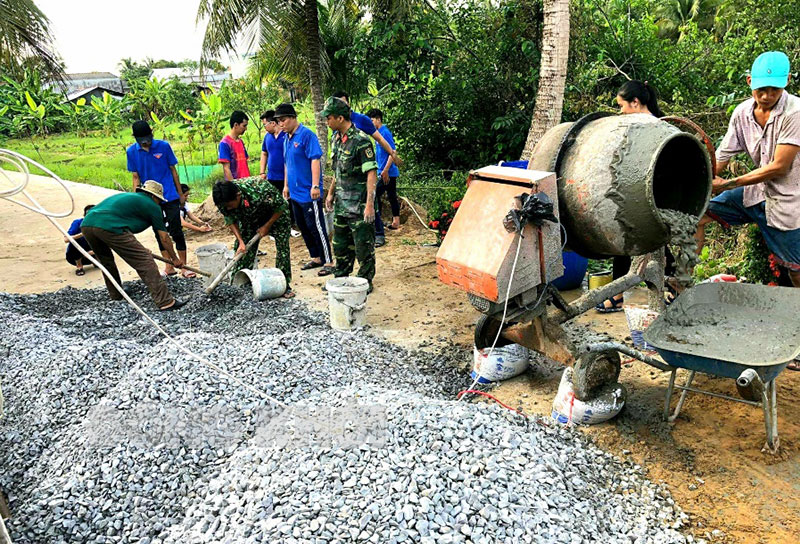 Thi đua làm giao thông nông thôn ở Phú Hưng, TP. Bến Tre. Ảnh: Hồng Quốc