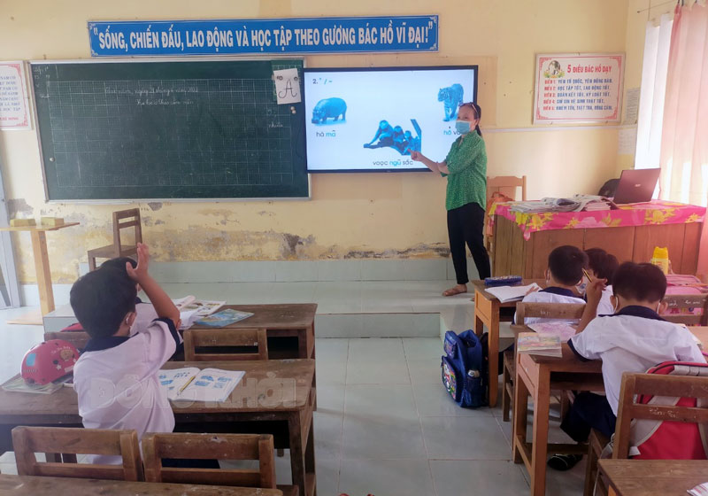 Một tiết dạy học sử dụng màn hình tương tác thông minh tại Trường Tiểu học Phước Long 2, huyện Giồng Trôm. Ảnh: D. Hiền