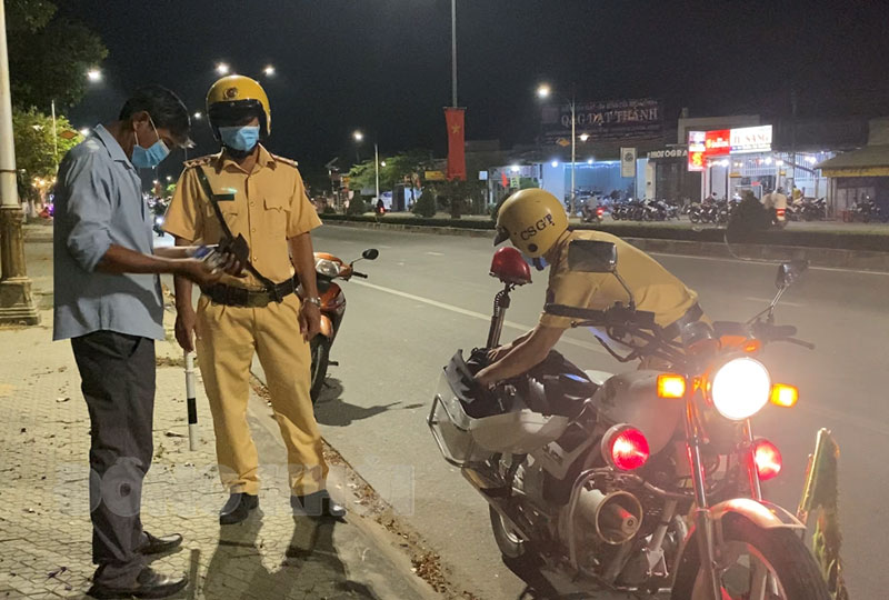 Cảnh sát giao thông kiểm tra giấy tờ người tham gia giao thông. Ảnh: Hải Bình