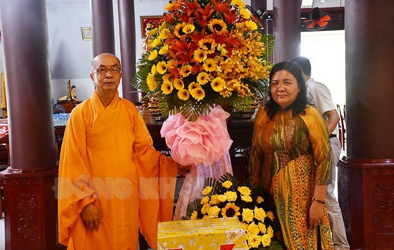 Thăm và trao quà cho Hòa thượng Thích Nhựt Tấn, Ủy viên Thường trực Hội đồng Trị sự Trung ương Giáo hội Phật giáo Việt Nam - Trưởng Ban Trị sự Giáo hội Phật giáo Việt Nam tỉnh - chùa Tiên Đài, xã Tiên Thủy, huyện Châu Thành.