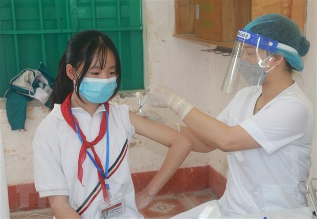 Tiêm vaccine phòng COVID-19 cho trẻ 11 đến dưới 12 tuổi tại Trường Trung học cơ sở Yên Định, huyện Hải Hậu, tỉnh Nam Định. Ảnh: Văn Đạt/TTXVN