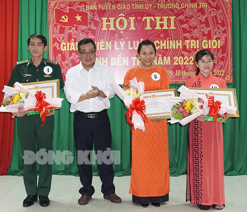 Phó trưởng Ban Tuyên giáo Tỉnh ủy - Phó trưởng Ban Tổ chức hội thi Hồ Trọng Tâm trao giấy khen cho các thí sinh đoạt giải khuyến khích.