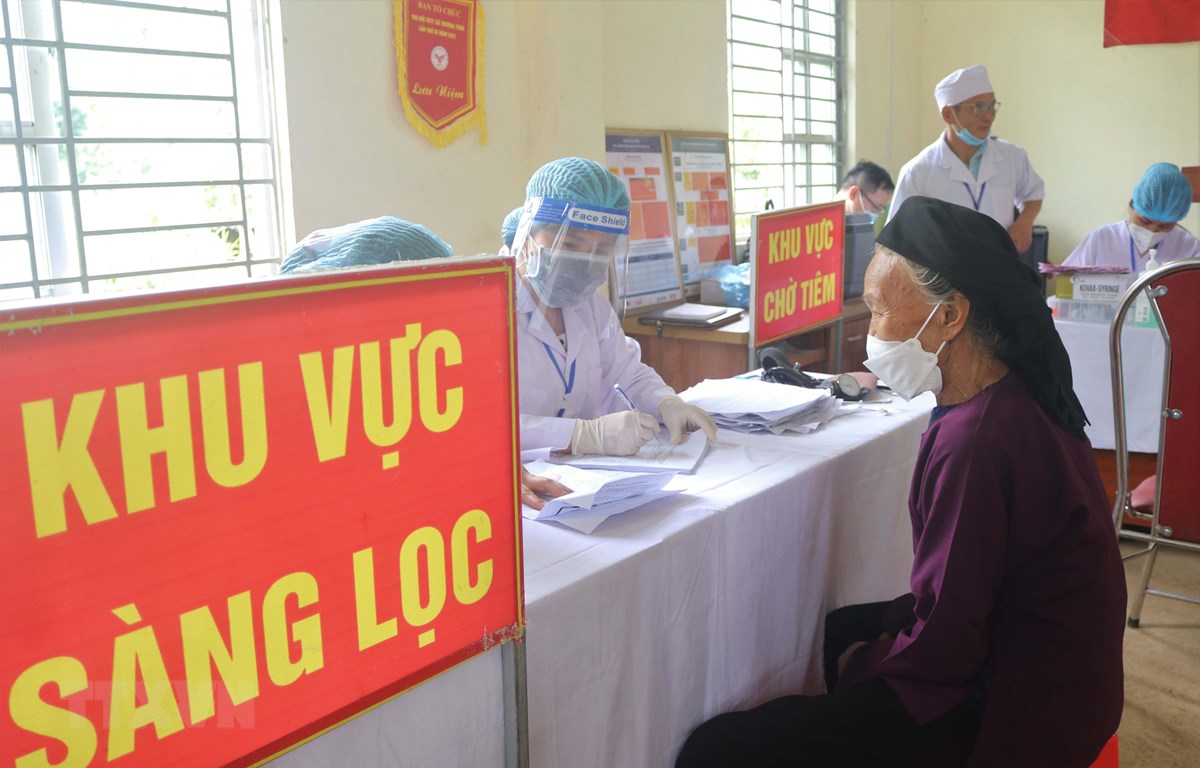 Đồng bào dân tộc thiểu số ở Cao Bằng đến Điểm tiêm chủng tiêm mũi 3 vaccine phòng COVID-19. Ảnh: Chu Hiệu/TTXVN