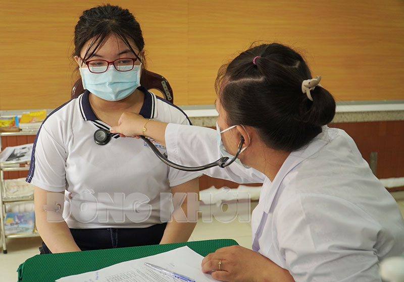 Trưa 10-5-2022, tỉnh không có ca mắc Covid-19 Cán bộ y tế thực hiện nhiệm vụ khám sàng lọc trước tiêm vắc-xin.