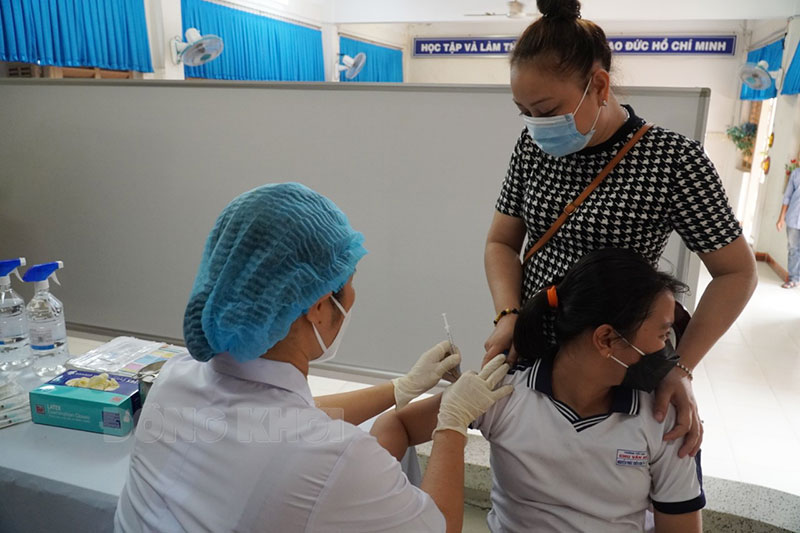 Chiều 10-5-2022, tỉnh có 9 ca mắc Covid-19 Cán bộ y tế thực hiện nhiệm vụ tiêm chủng vắc-xin.