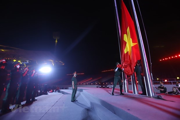 Lực lượng quân đội tập luyện nghi thức thượng cờ. (Ảnh: PV/Vietnam+)