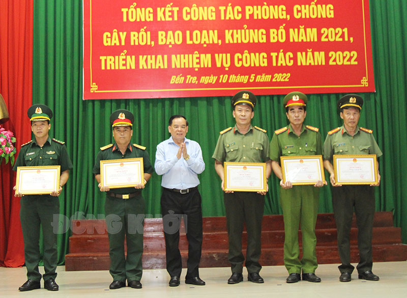 Tổng kết công tác phòng, chống gây rối, bạo loạn, khủng bố Chủ tịch UBND tỉnh - Trưởng BCH thống nhất tỉnh trao bằng khen cho các tâp thể, cá nhân.