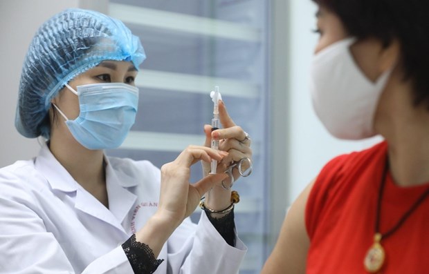 Tiêm vaccine COVID-19 cho người dân. Nguồn: TTXVN