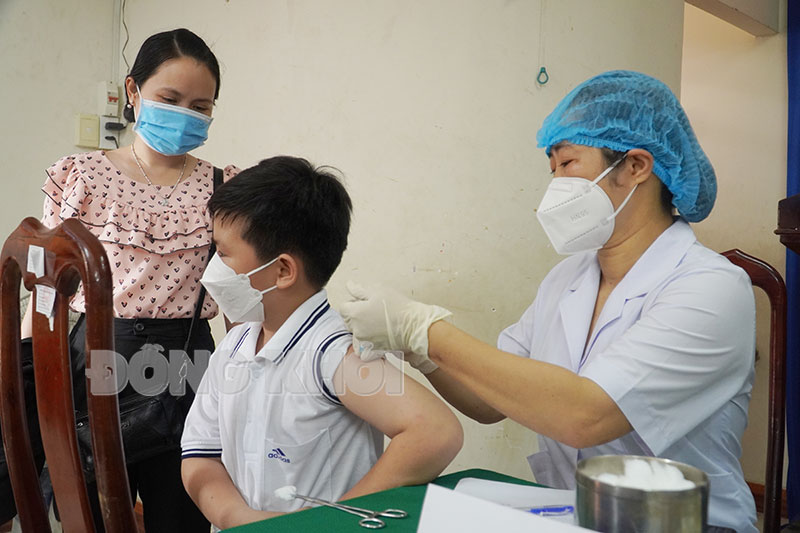 Trưa 11-5-2022, tỉnh có 5 ca mắc Covid-19 Cán bộ y tế tiêm chủng vắc-xin.
